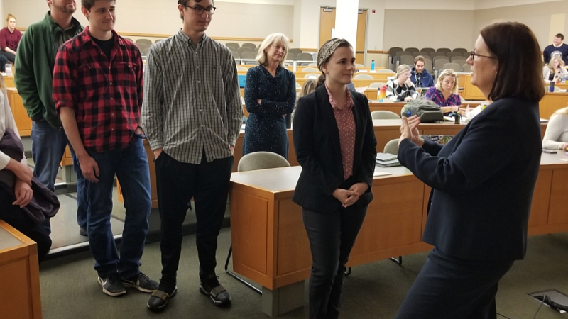 The Honorable Jean P. Rosenbluth speaks with Oregon Law students