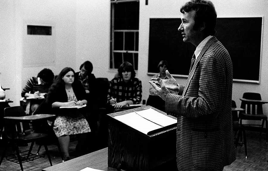 Dave Frohnmayer teaching a class Dave Frohnmayer teaching a class