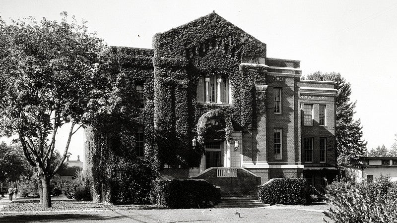 Historical b&w photo of Oregon Hall