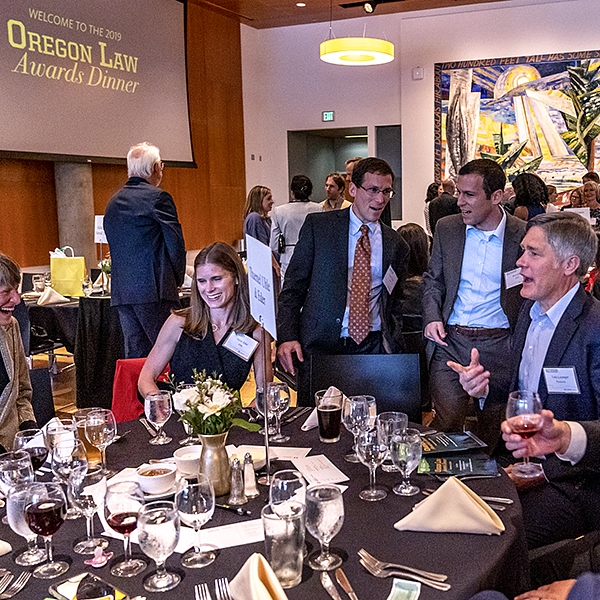 Oregon Law Alumni enjoying themselves at the Awards Dinner in 2019